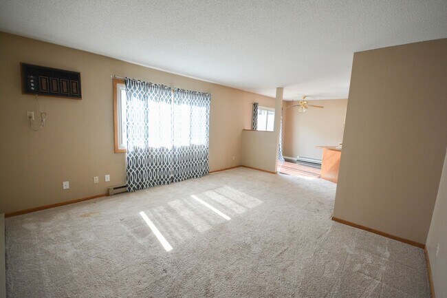 Building Photo - Great pet friendly townhome with private p...