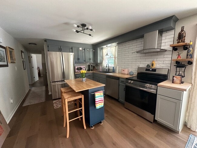 Building Photo - Beautiful furnished well maintain 3 bedrooms, 1.5 Baths