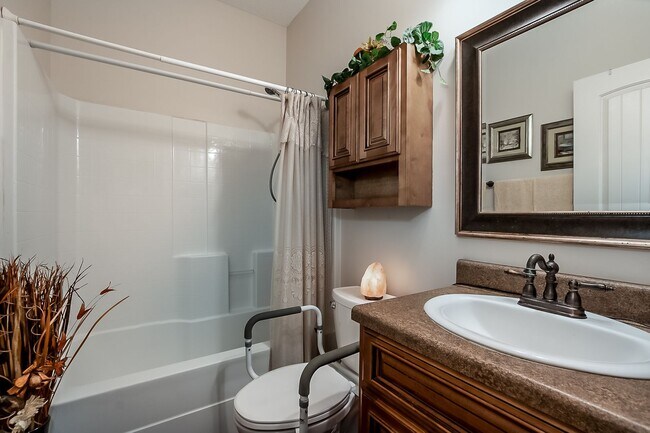Building Photo - 3 bedroom 2 bathroom townhouse in Covington Villas