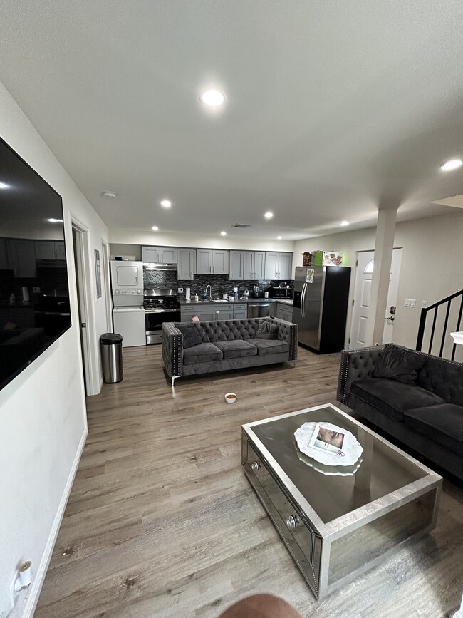 Building Photo - 6724 Nestle Ave