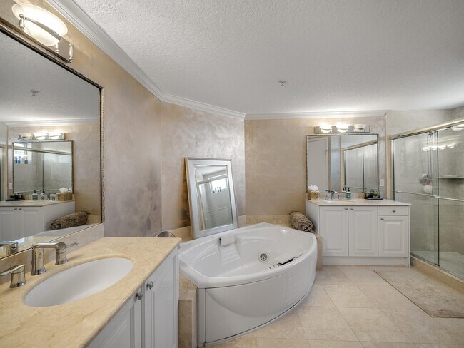 Building Photo - 700 Ocean Royale Way