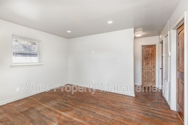 Building Photo - 2317 Julia Ave