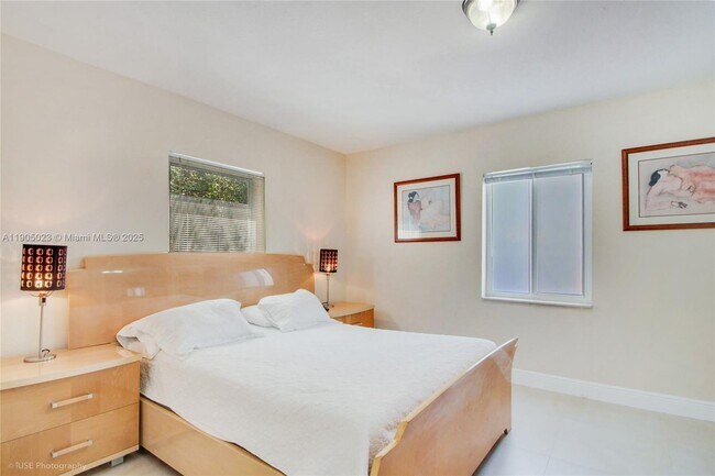 Building Photo - 518 SW 7th Ave