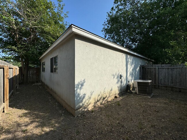 Building Photo - Newly Renovated Duplex in NE San Antonio!