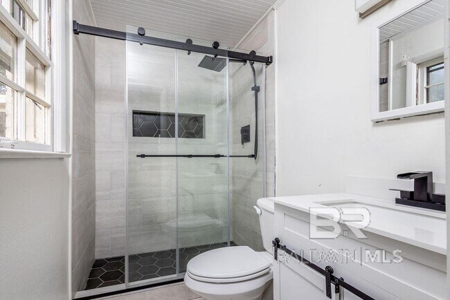 Building Photo - 409 W Canal Dr