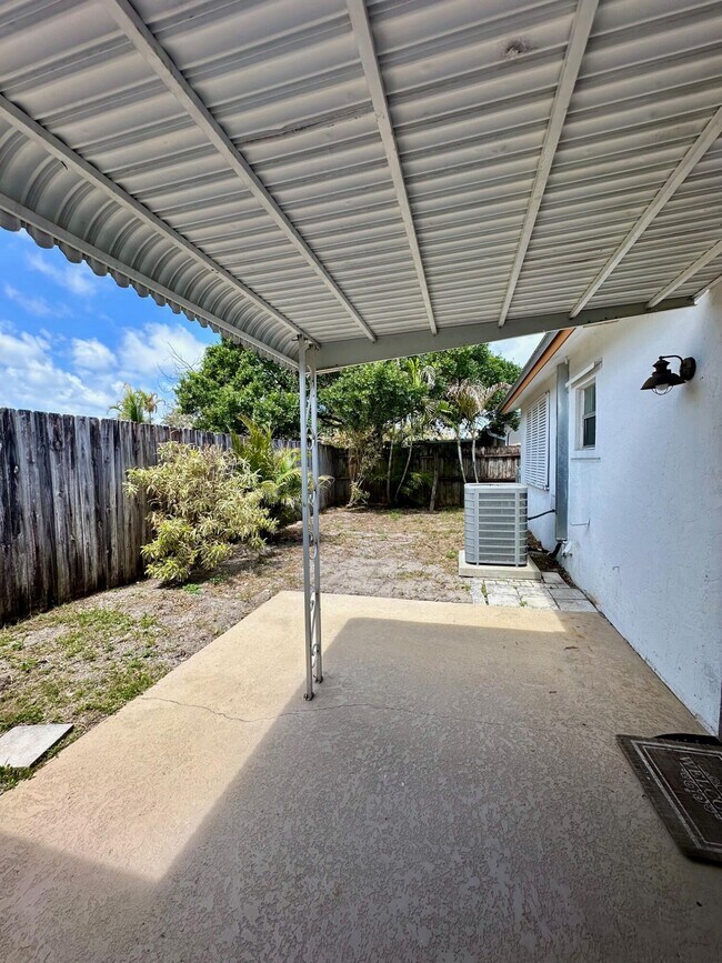 Building Photo - 8698 SE Hobe Ridge Ave