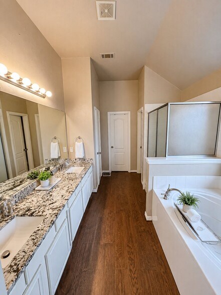 Building Photo - 814 Honey Hill Dr