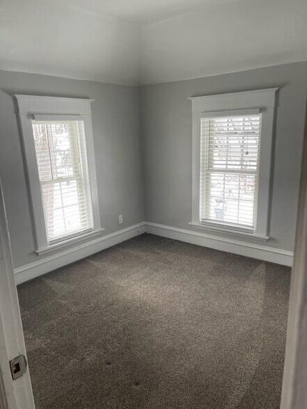 Building Photo - 2040 Roos Ave SW