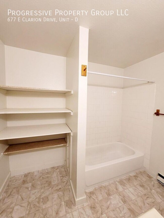 Building Photo - 677 E Clarion Dr