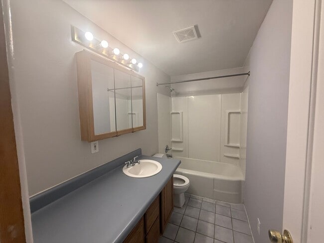 Building Photo - Two bedroom, One bathroom, Pet friendly ho...