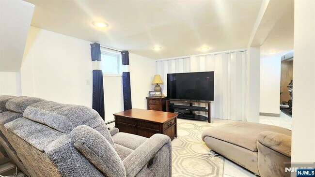 Building Photo - 11 Banta Ave