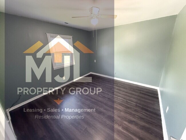 Building Photo - Spacious 3 Bedroom / 1 Bath Apartment in Sugar Creek *Ready Now*