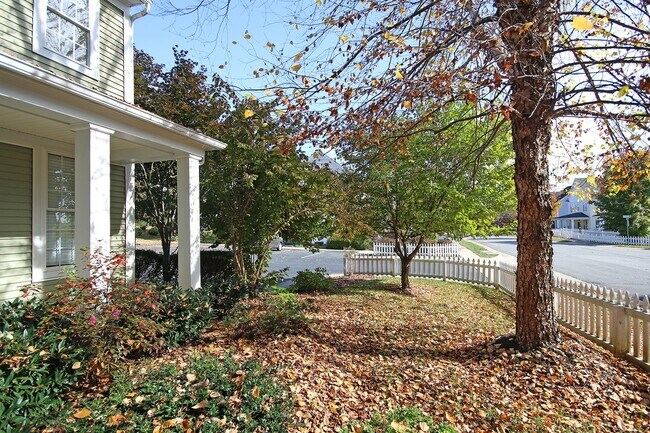 Building Photo - Move-in Ready + Dog Friendly End-Unit Crozet Home