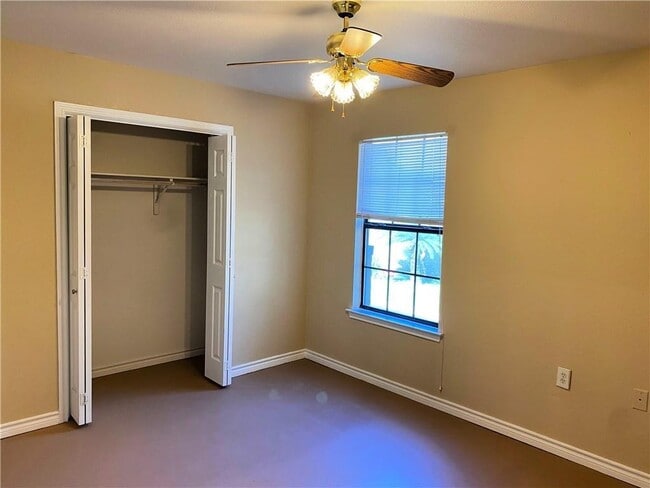 Building Photo - 204 Hall St