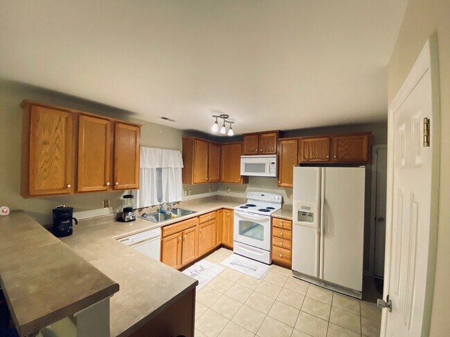 Building Photo - 4904 Robinwood Rd