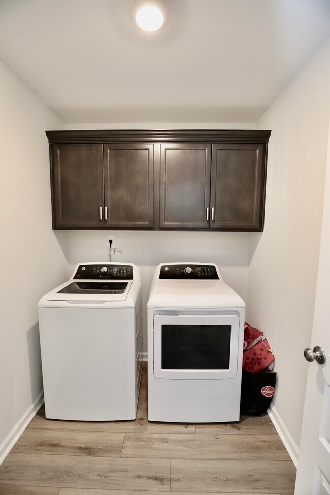 Building Photo - 1052 Ashcroft Cir