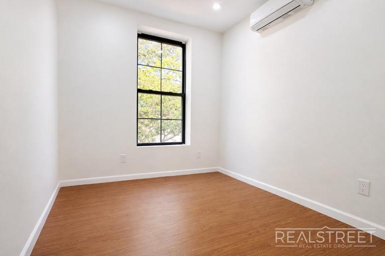 Building Photo - Sun-Filled 2 Bed / 2 Bath w/ King Primary, Walk-In Closet – Steps from Gates J