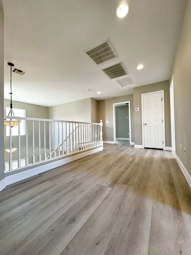 Building Photo - Vaulted Ceiling Home, Gated Community w/ P...