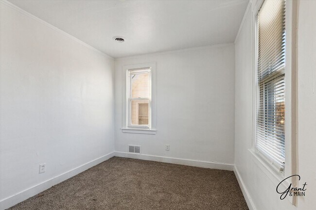 Building Photo - 2 bedroom $1200