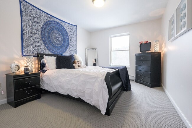 Building Photo - 2 Bedroom/ 2 Bathroom End Unit Coming Avai...