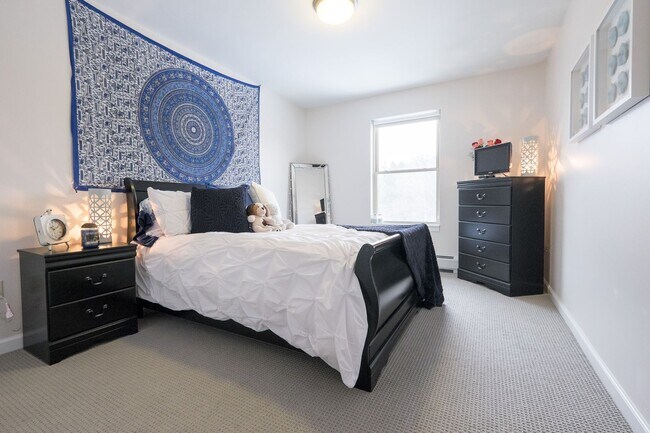 Building Photo - Top Floor with a View - 2 Bedroom/ 2 Bathr...