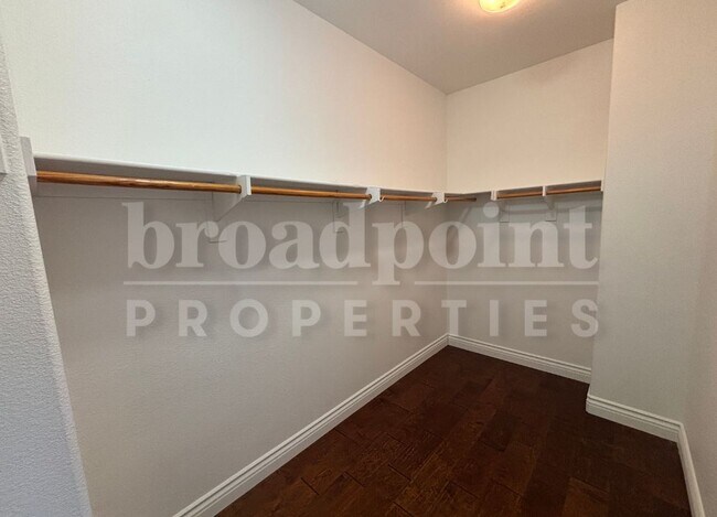 Building Photo - 637 Oak Glade Dr