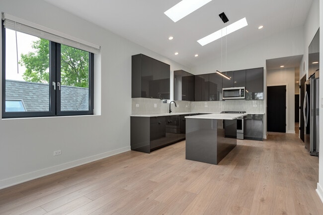 Building Photo - 4426 N Kenneth Ave