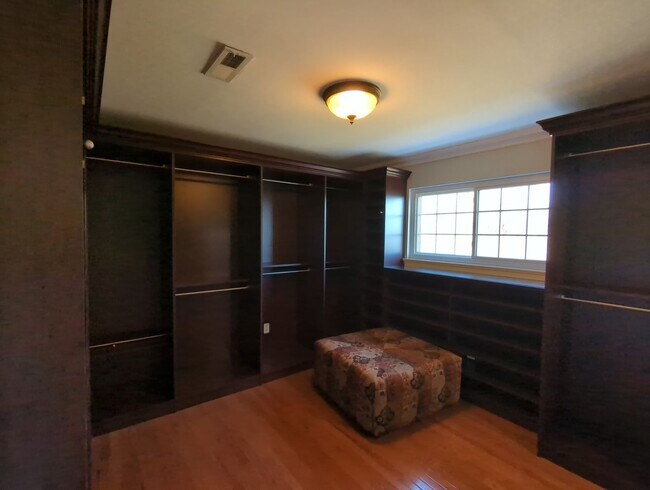 Building Photo - 513 Woodcroft Dr