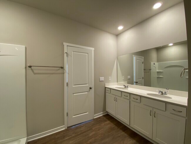Building Photo - 3016 NW Northwood Ln