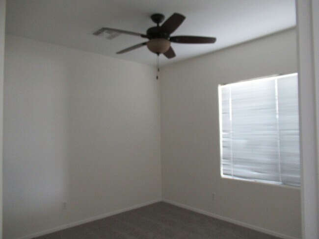 Building Photo - 4 Bedroom / 3.5 Bath Chandler Home in Gated Lake Community!