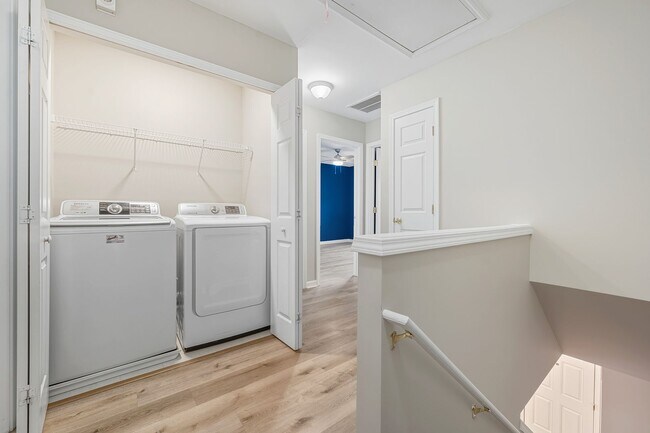 Building Photo - 3 Bedroom, 2.5 Bathroom Townhouse with Fen...