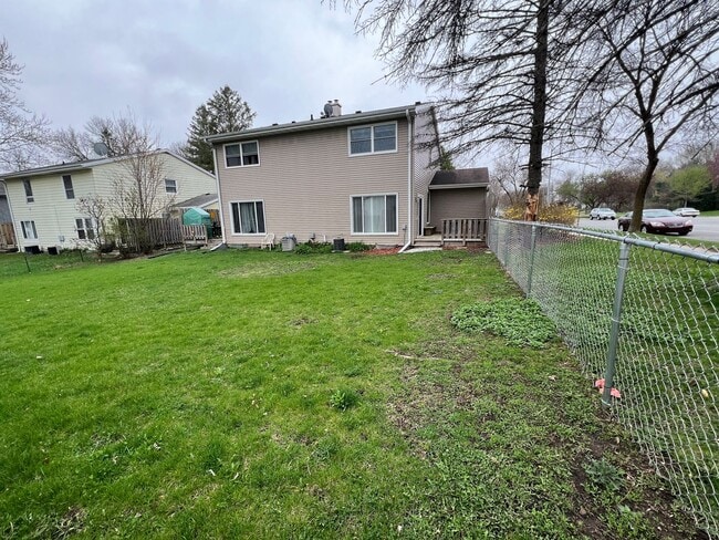 Building Photo - Easy commute to Downtown, West - 3 bedroom, 1.5 bath duplex with yard, garage