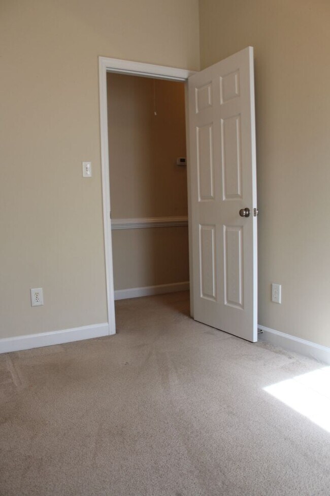 Building Photo - 205 Stillwater Creek Dr