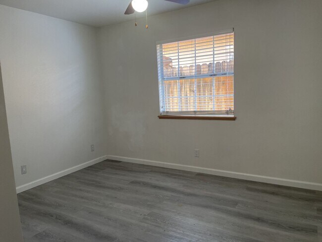 Building Photo - 428 W Ward Ave