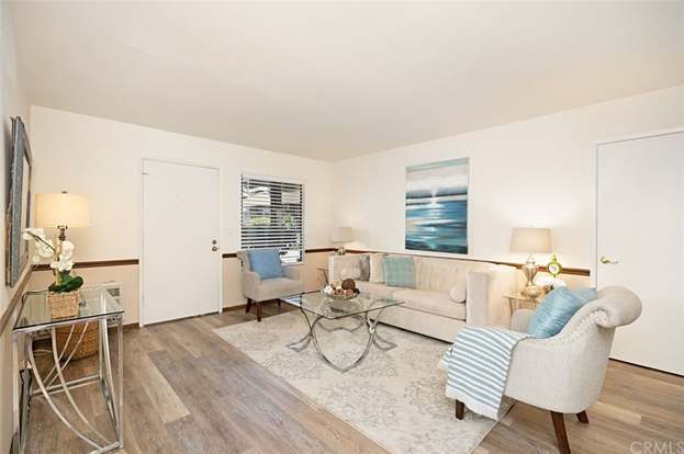 Building Photo - 323 Streamwood-