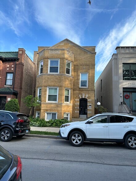 Building Photo - 2249 W Winnemac Ave
