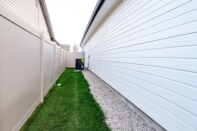 Building Photo - 4 bed 2 bath with bonus room