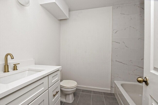 Building Photo - 17607 Klamath Falls Dr