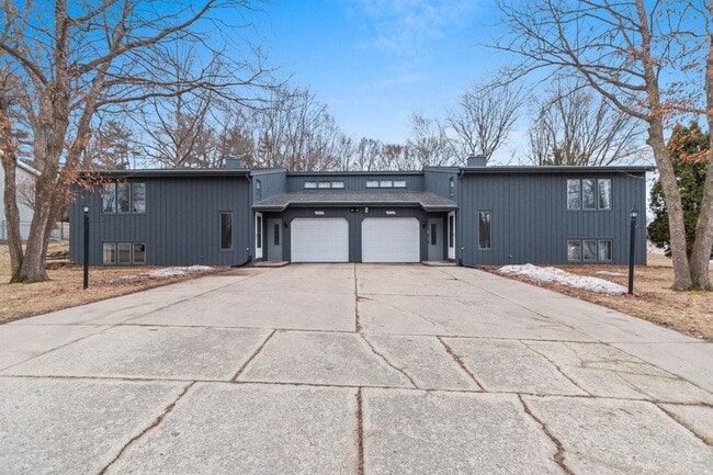Building Photo - 2252 Deer Trail