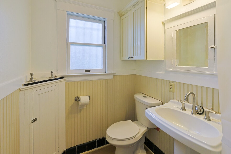 Building Photo - 1452 W 29th St