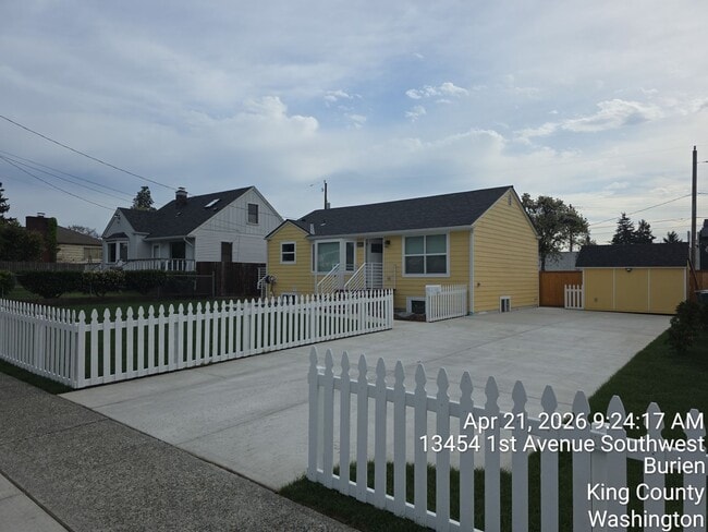 Building Photo - Burien Newly remodeled home - 3 bedrooms 2 bathrooms - A must see - available NOW