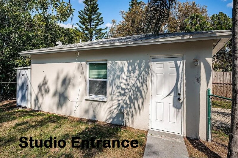 Building Photo - 1611 Canterbury Rd N