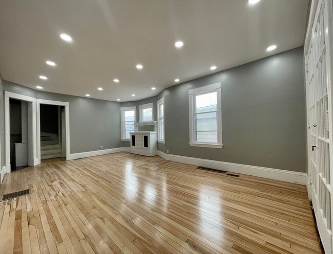 Building Photo - Spacious 4-bedroom 1.5 Bathroom Home in South Minneapolis!