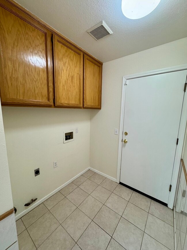 Building Photo - Spacious 3BD/2BA Home with 2-Car Garage in Desirable Antelope