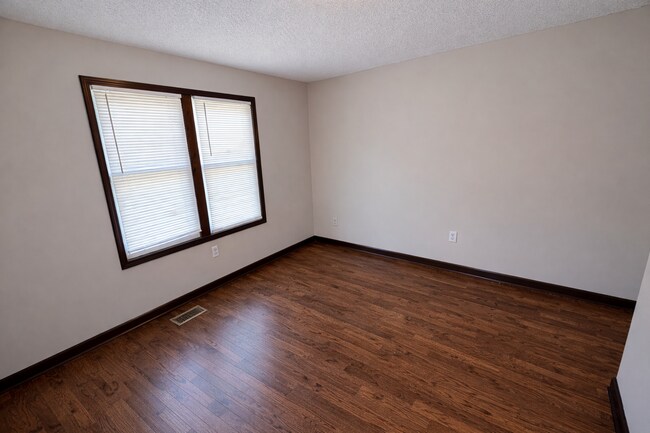 Building Photo - Super Cute Home