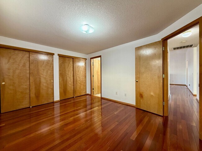 Building Photo - **$500 OFF THE FIRST MONTH'S RENT** Cozy R...