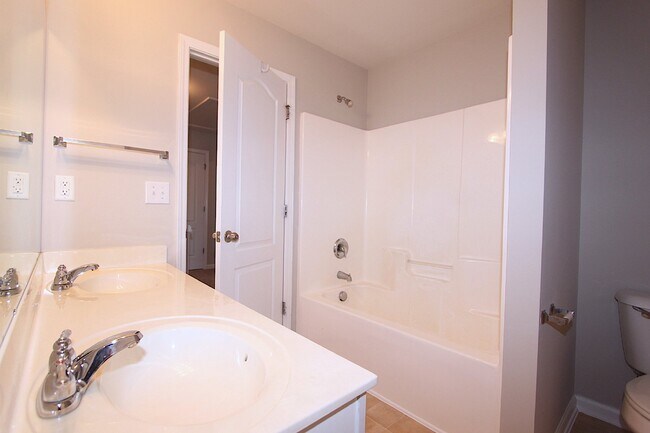 Building Photo - Well maintained 4 bedroom home with a golf course view!