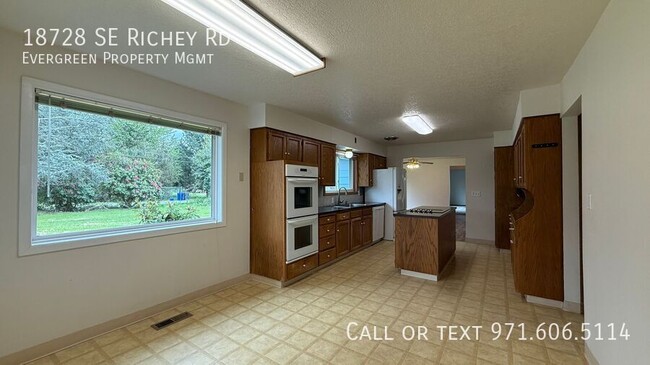 Building Photo - 18728 SE Richey Rd