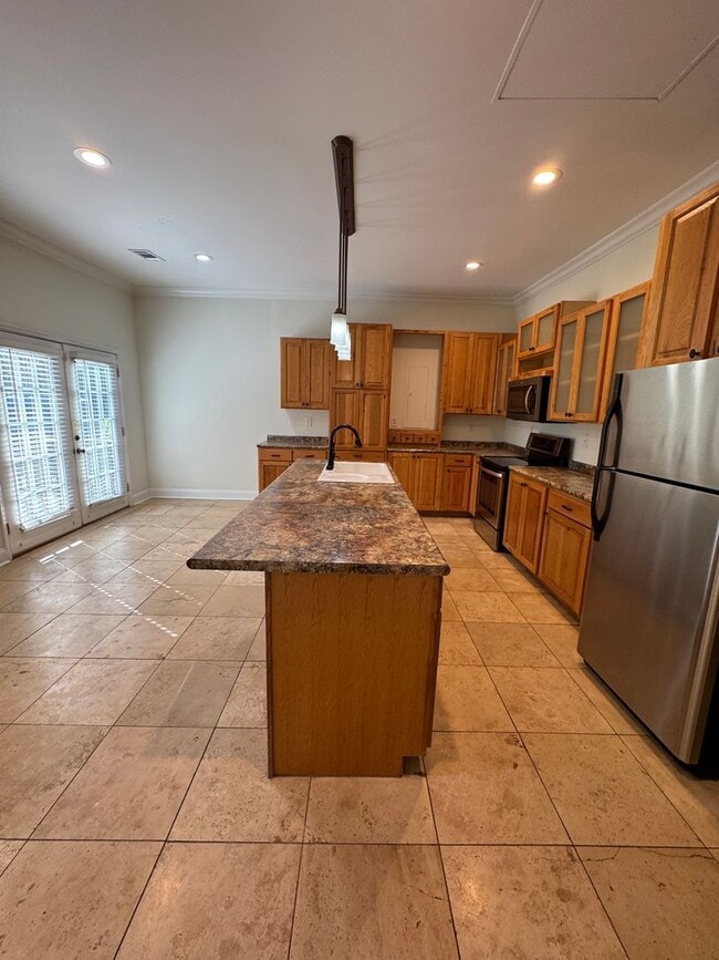 Building Photo - 3 Bed / 2 bath on 1.2 ACRES - 3 car garage...