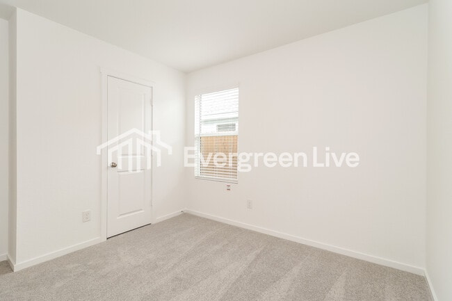 Building Photo - 240 Sycamore Pl